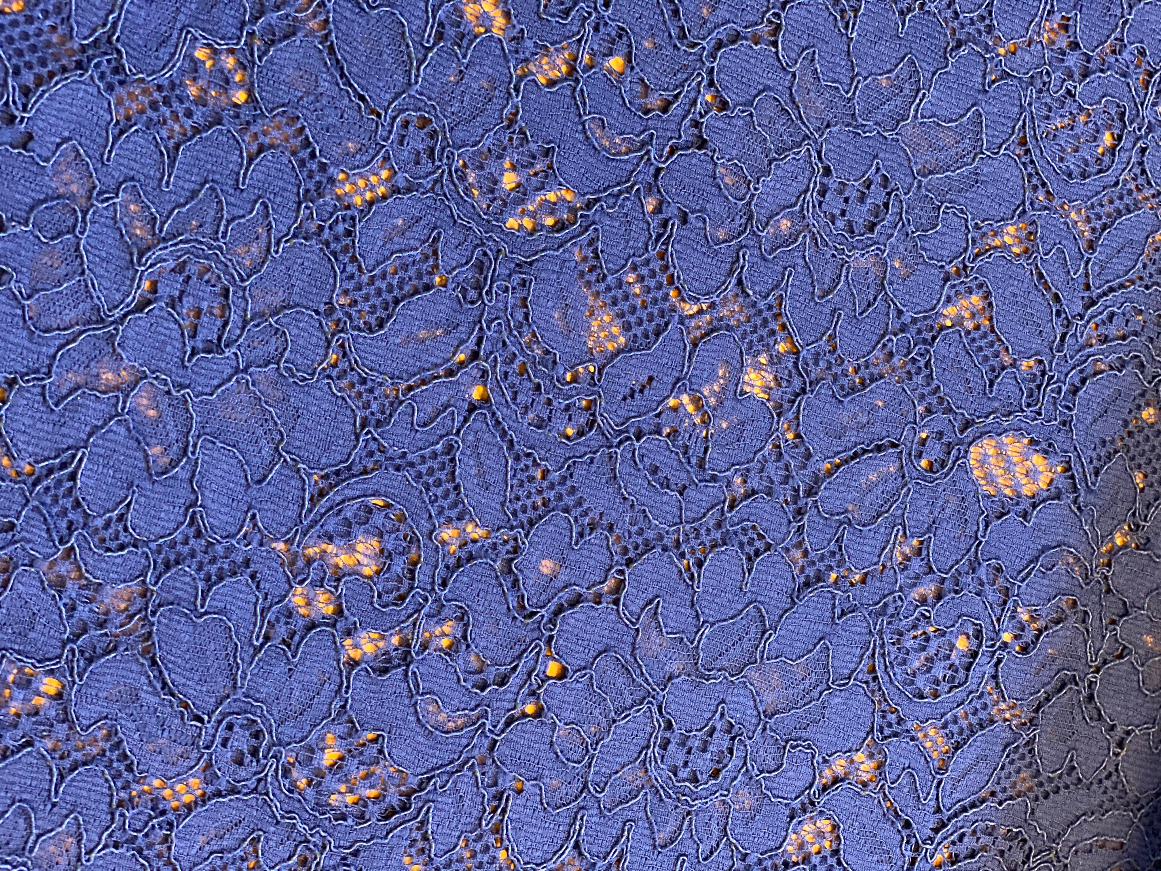 Spitze kräftiges blau